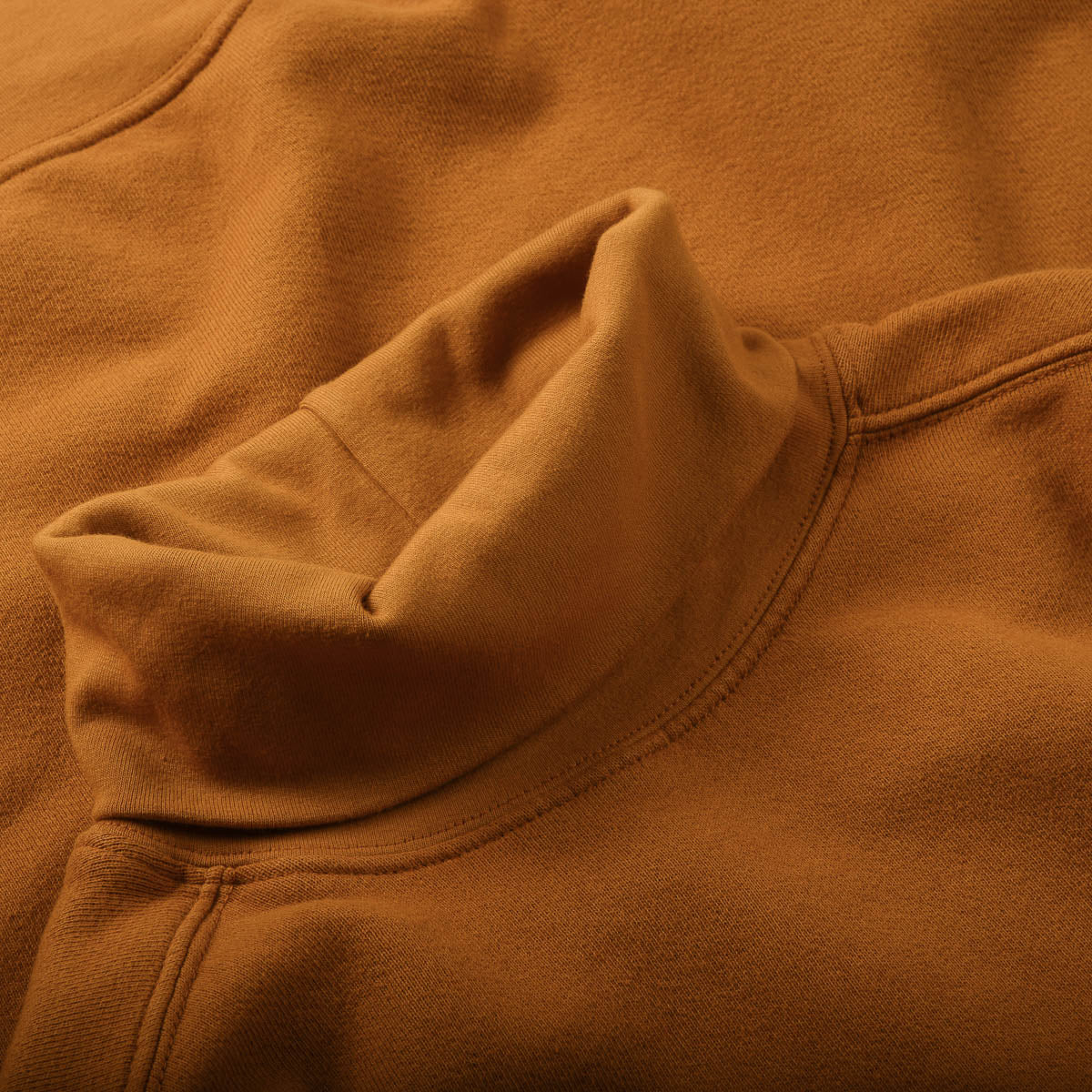 MONITALY SUPER RUSSELL TURTLE NECK SWEATSHIRT - MUSTARD