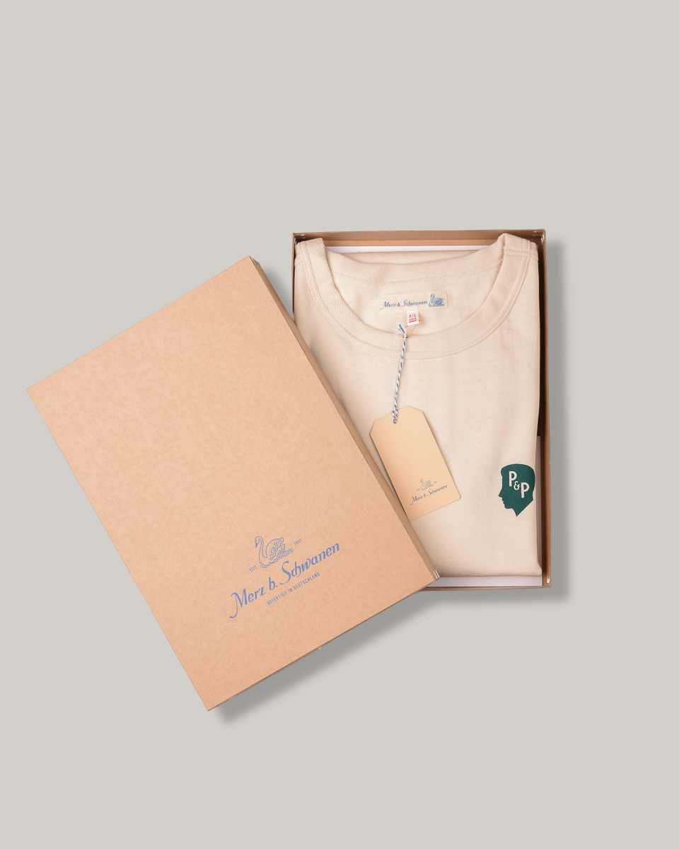 MERZ B SCHWANEN x PP BARBERS SOUVENIR TEE - NATURAL