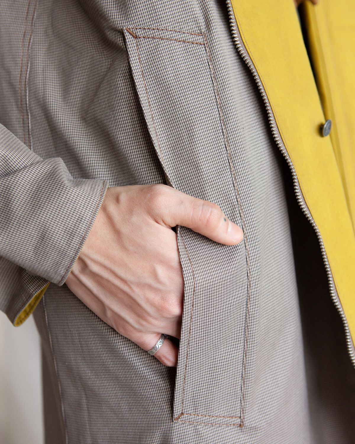W'MENSWEAR REVERSIBLE CYCLING TRENCH - OLIVINE