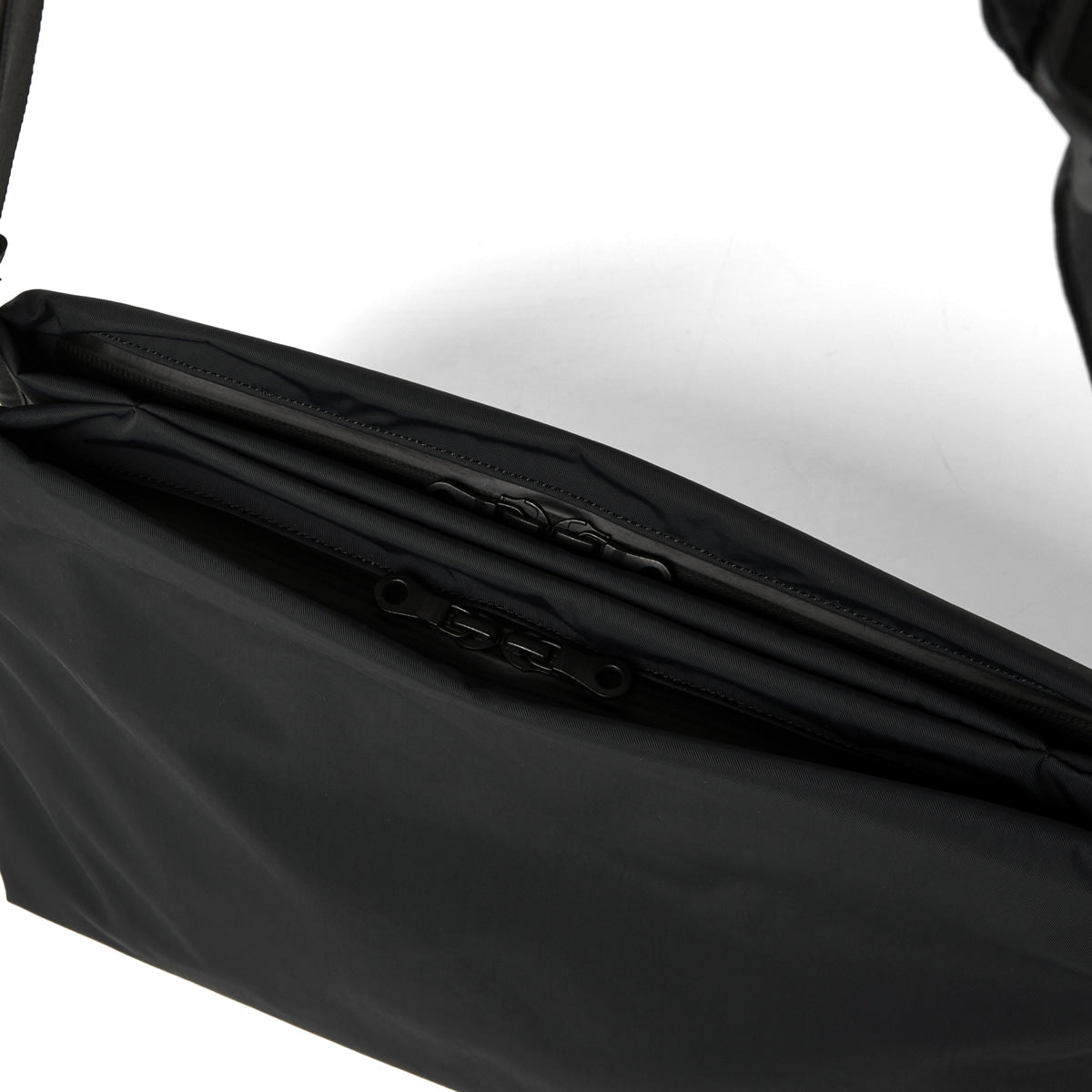 BLANKOF BELLOWS BAG 15 - (M) - BLACK