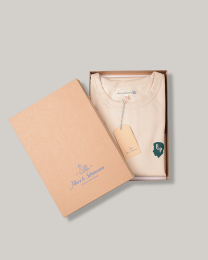 MERZ B SCHWANEN x PP BARBERS SOUVENIR TEE - NATURAL
